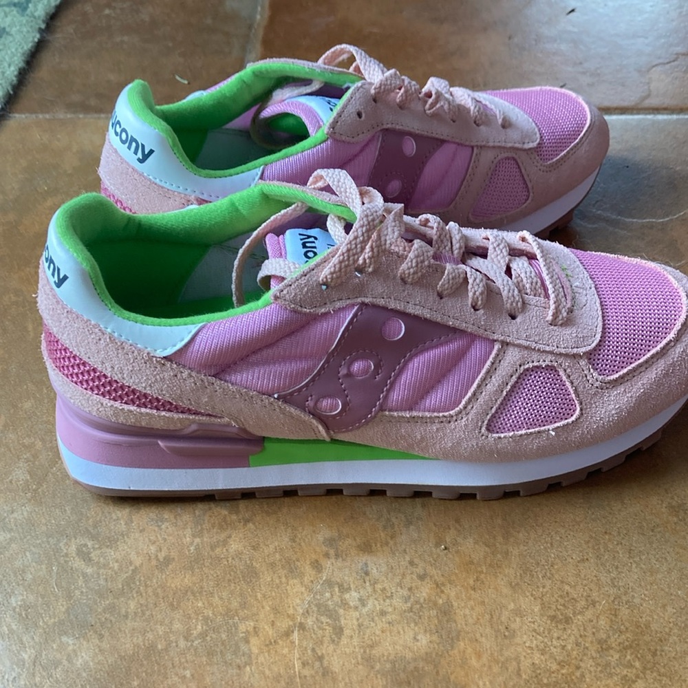 Brand new - never worn saucony classics
